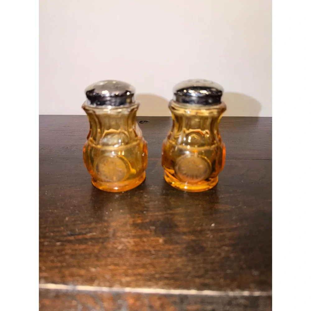 Fastoria Amber Glass Salt Pepper Shakers Set Vintage Embossed Sunburst‎